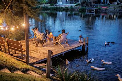 En el muelle, sillas (Mercado Libre). Mantas de pura lana de llama (Awanay). Mesa rústica tallada a mano en madera de cedro azul y patas de virapitá (Vienede).
