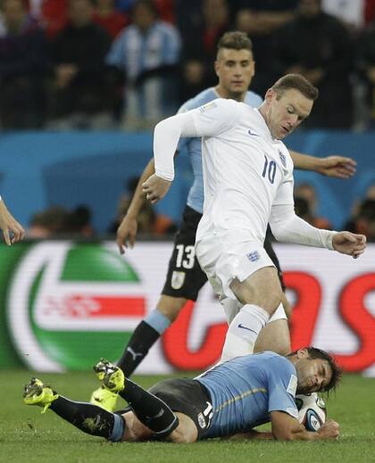 En el Mundial, fue a trabar con la cabeza para sacársela a Rooney