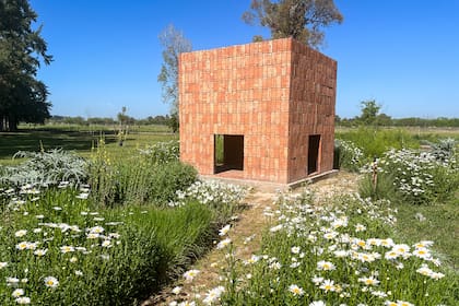 En el Museo Campo Cañuelas, la premisa de Ernestina Anchorena fue conocer y descubrir cómo habitar el adentro y el afuera, la arquitectura en comunidad con la tierra.