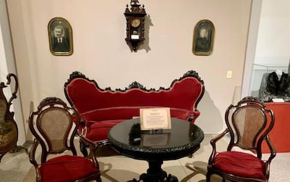 En el Museo de la Colonización en Esperanza se encuentra un espacio preferencial donde se pueden ver retratos de los protagonistas de este antecedente del matrimonio civil, el chal que utilizó la joven y un juego de living que les perteneció.