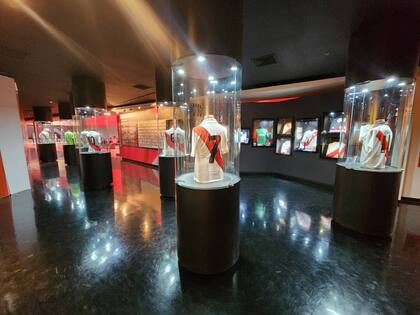 En el museo de River se guardan las camisetas que usaron sus jugadores desde los inicios del club.