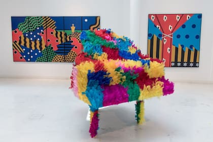En el museo Marco, en 2020, Stoppani y Legavre llenaron las salas de vida y color, con personajes surrealistas y hasta un piano emplumado