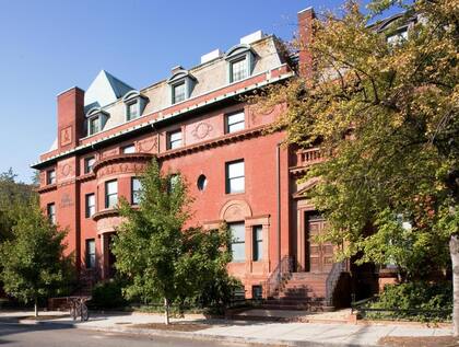 En el museo reorganizaron las obras de la Phillips Collection para reflexionar sobre el año transcurrido y desde el arte hacer "un llamado colectivo a la curación"