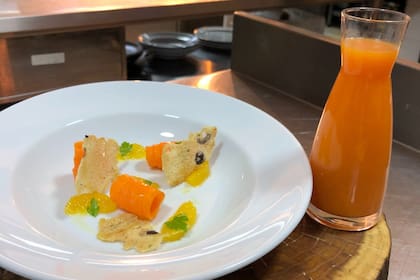 En el NH Lancaster la sopa se sirve una vez los comensales están en la mesa sobre el plato con las crudités presentadas.