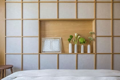 En el nicho de madera, floreros (Valverde) y otra obra de Malola hecha con hilo y un papel vegetal japonés.