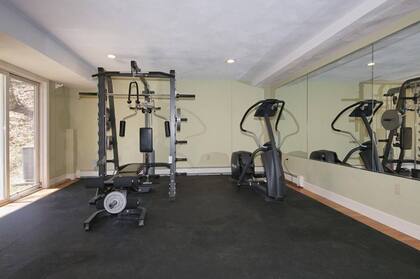 En el nivel inferior se encuentran el gimnasio y una oficina