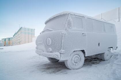 En el norte de Siberia dejan los autos encendidos para evitar que se congelen los motores