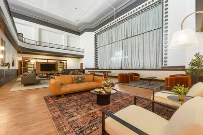 En el nuevo espacio habitacional se conservaron algunos elementos originales del edificio como el piso de madera