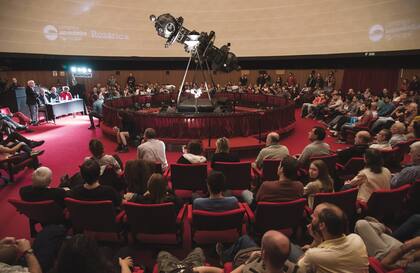 En el Observatorio Municipal de Rosario presentó la fotografía del nacimiento de la supernova, ante un auditorio colmado