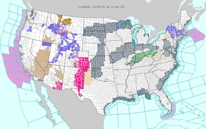 En el oeste, el avance de aire frío detrás del frente impulsará acumulaciones de nieve de entre 6 y 12 pulgadas (15 a 30 centímetros) en las zonas de mayor altitud de las Montañas Rocosas del norte y centro