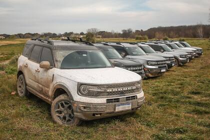En el Off-Road Campus de Pilará exclusivo para clientes de Ford participaron 23 camionetas con sus conductores y acompañantes