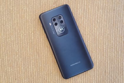 En el One Zoom el logo de Motorola se ilumina y sirve para saber si hay notificaciones