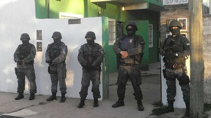 En el operativo se incautaron prendas de vestir y teléfonos celular. No encontraron el arma utilizada en el crimen