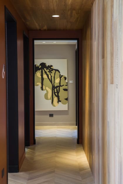 En el otro extremo, la obra “GSP”, de Alico Roviralta (Diderot.art), está dentro de la suite con vestidor de la pareja.