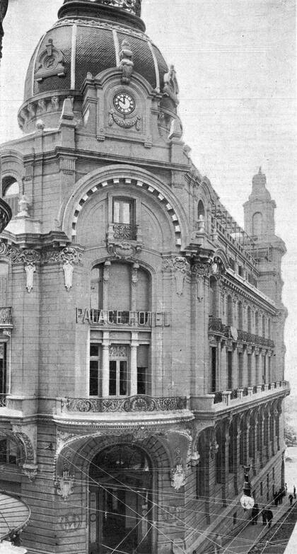 En el Palace Hotel, a una cuadra de la Bolsa de Comercio, logró que le dieran un cuarto. Antes había estado en el Plaza y el Majestic.