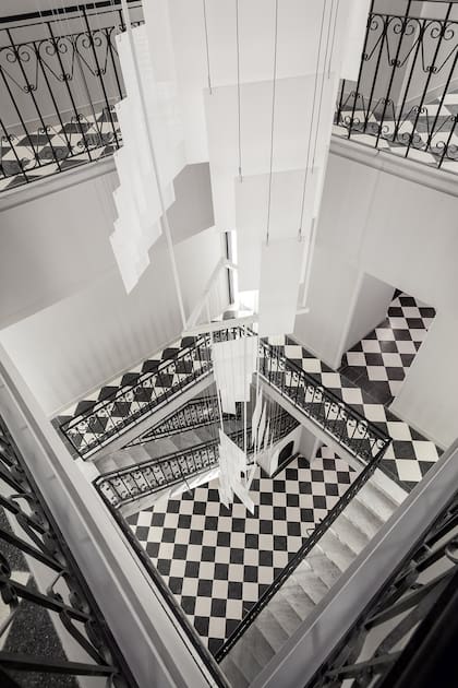 En el Palacio Cabrera (J.A.Cabrera 5600) la artista Justina Canton diseñó una pieza que cambia su aspecto según la luz del día y protagoniza la triple altura del espacio