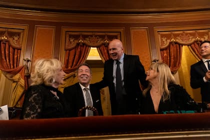 En el palco, Mirtha Legrand, Marcela Tinayre y Alejandro Veroutis, del círculo íntimo de la diva y su hija, saludados por Jorge Telerman