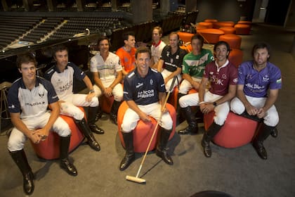 En el palco VIP del Arena: Juan Martín Zubía (La Ensenada), Pablo Mac Donough (La Dolfina), Ignacio Laprida (Cría Yatay), Facundo Sola (Las Monjitas), Guillermo Terrera (La Dolfina Polo Ranch), Clemente Zavaleta (La Irenita), Gonzalo Pieres (h., Ellerstina), Bartolomé Castagnola (h., La Natividad),