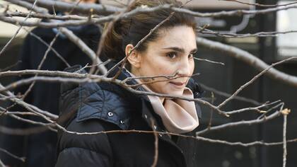 En el papel protagónico de Robertina, con el árbol que la obsesiona