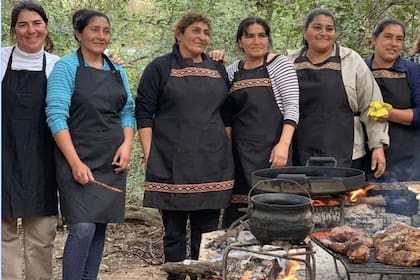 En el paraje La Armonía junto al grupo de mujeres del lugar a quienes les brinda información nutricional de los alimentos autóctonos