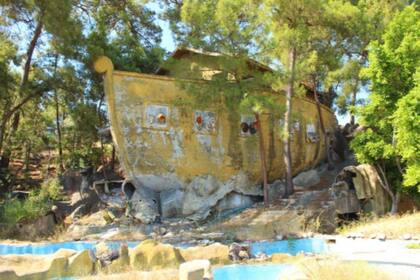En el parque acuático del hotel había una deteriorada arca de Noe amarilla