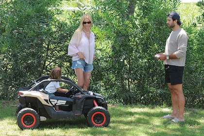 En el parque de su refugio de Punta del Este, jugando con el auto a control remoto que un amigo de Manu le regaló a Cruz