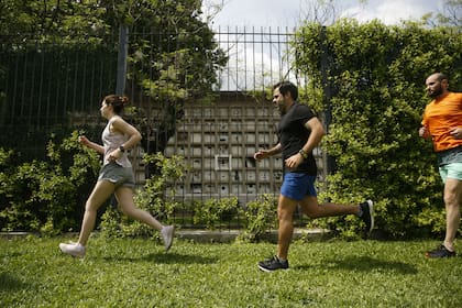 En el Parque Elcano, los runners corren junto a los nichos