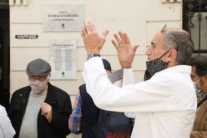 En el pasaje Fabricio Simeoni se colocó una placa en recuerdo de los poetas rosarinos fallecidos en años recientes