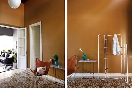 En el pasillo que comunica el living con la cocina, perchero del ‘Sistema Lynko’, obra de Natalia, mesa de hierro con tapa de mármol y silla BKF sobre un flamante piso de calcáreos.