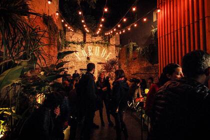 En el patio abierto, luces colgantes le dan un toque especial a la noche