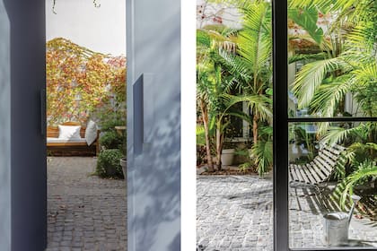 La transición entre la calle y el interior se da a través de un patio que resguarda la intimidad de la familia y estimula su conexión con la naturaleza. Sillón de madera (Paul French Gallery) y banco de plaza heredado.