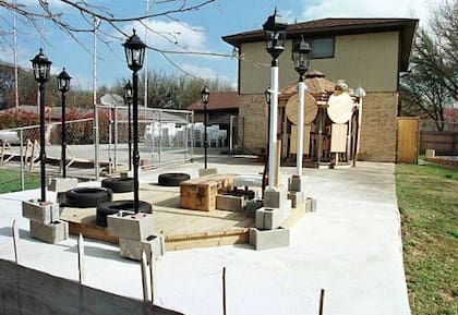 En el patio de la casa de Chen, en madera, un prototipo de cómo creían que se vería la nave que iba a traer a Dios (Getty Images)