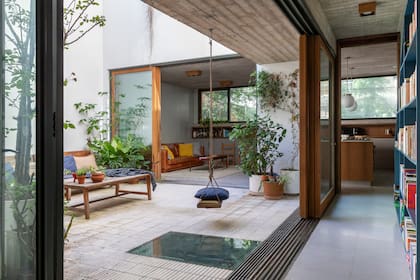 En el patio, el piso es calcáreo (Moltrasio); puertas adentro, de mosaico granítico (Blangino).