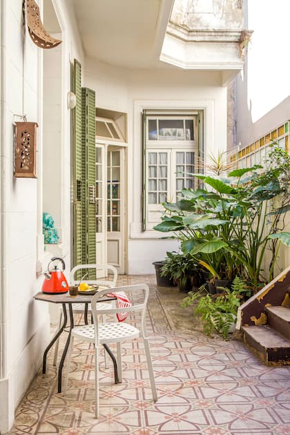 En el patio,una mesa antigua se combina con sillas de Ikea.