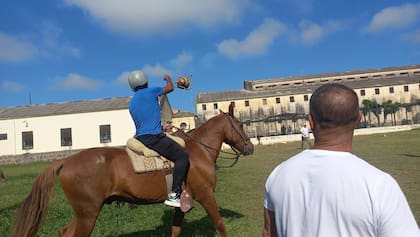 En el penal, hubo juegos, trabajo en equipo y una propuesta novedosa: una fusión entre el pato y el rugby, idea surgida de un interno