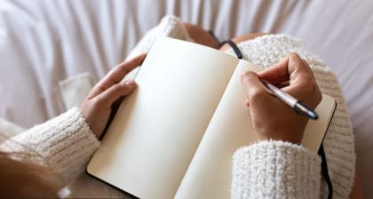 En el pensamiento filosófico de Sartre, nos vamos definiendo a nosotros mismos a través de las decisiones libres que tomamos, los fines que elegimos y nuestras acciones.