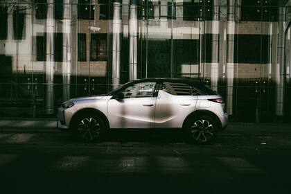 En el perfil del DS3 se destacan la típica aleta de tiburón, las manijas de las puertas desplegables “flush door handles” y los burletes invisibles de los cristales.