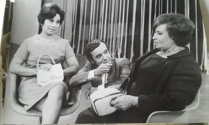 En el piso de Sábados Circulares, Pipo Mancera entrevistando a Petrona C. de Gandulfo ("doña Petrona") y a su fiel asistente Juanita