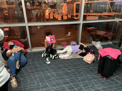 En el piso del aeropuertos, los pasajeros varados aguardan saber cuándo podrán salir a Buenos Aires