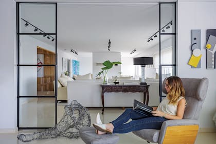 En el piso, escultura de Rocío Coppola y junto al cerramiento, obra de Gloria Stafforini. Sillón reclinable ‘Lucca’ con apoyapiés (Bo Concept)