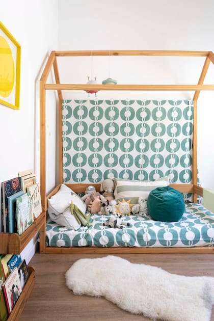 En el piso superior también está el cuarto infantil: cama Montessori (Muebles San Miguel) con acolchado y manta –colgada del parante– estampados artesanalmente (Mercedes Segura). Obra (Monocopia).