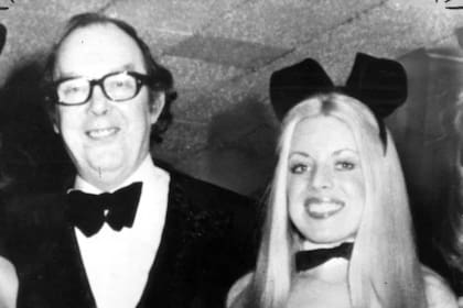En el Playboy Club de Londres, Eve Stratford se codeaba con celebridades de la época, como el cómico Eric Morecambe