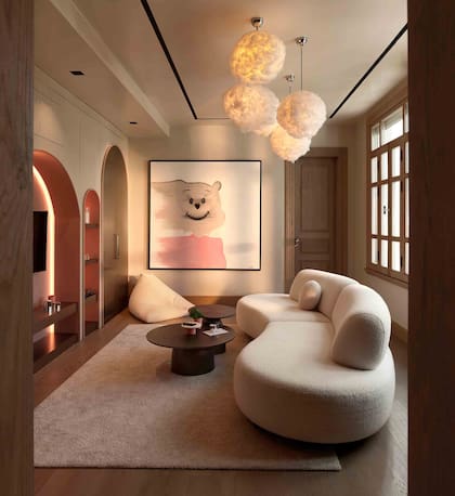 En el playroom de los chicos el sofá fue diseñado por el estudio y fabricado por Kiosk Interior, la marca de diseño de los dueños de casa. La obra de arte es de la artista turca Büşra Aydın.