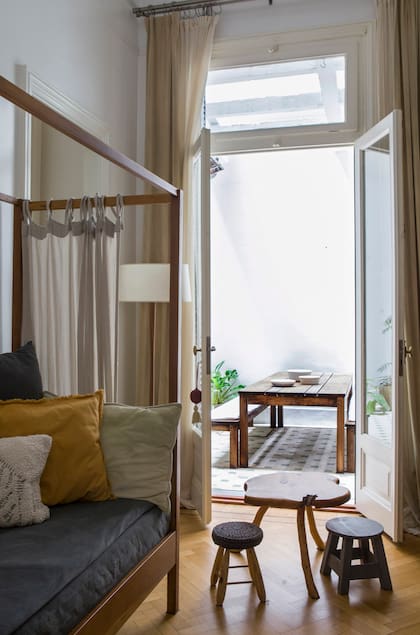 En el playroom mesita y cama (Laquinta Muebles). Banquitos (Mercado Libre).