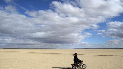 En el poco conocido Botsuana está Kalahari, el desierto con mayor extensión del mundo, unos 52.000 kilómetros cuadrados. En sus planicies habitan todo tipo de animales y tiene vegetación
Foto: EFE/Nic Bothma