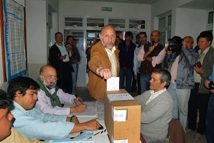 En el poder desde 1995, Gildo Insfrán reúne la suma de poder en Formosa, una provincia con altos índices de pobreza en la que obtiene la reelección casi mecánicamente y por más de 70% de los votos; en la imagen, el gobernador deja su voto en las elecciones de 2009