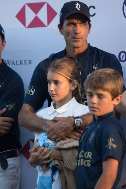 En el podio, Adolfito Cambiaso estuvo acompañado por su hija menor, Myla. Antes del partido, el recordman fue sorprendido por 25 chicos de la escuela de polo “La Dolfinita” que lo homenajearon por sus 25 finales jugadas del Abierto.
