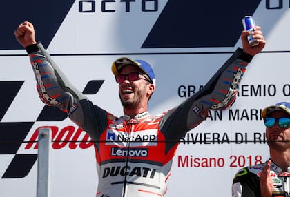 En el podio, Dovizioso alza los brazos luego de su conquista del Gran Premio de San Marino