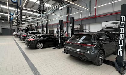 En el Porsche Center de Argentina cuentan con un taller con mecánicos especializados para estos vehículos
