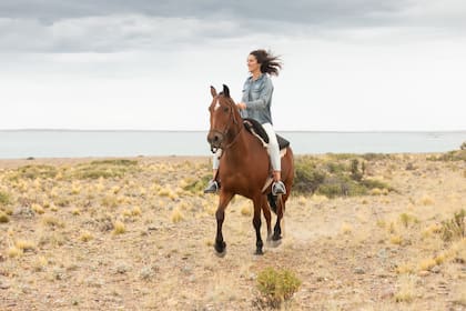 En el Portal Bahía Bustamante, las cabalgatas son una buena opción para recorrer el paisaje costero
